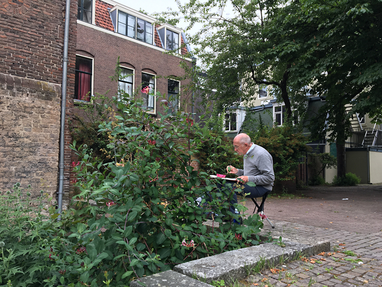 Cursist aan het werk in de Oude Hortus